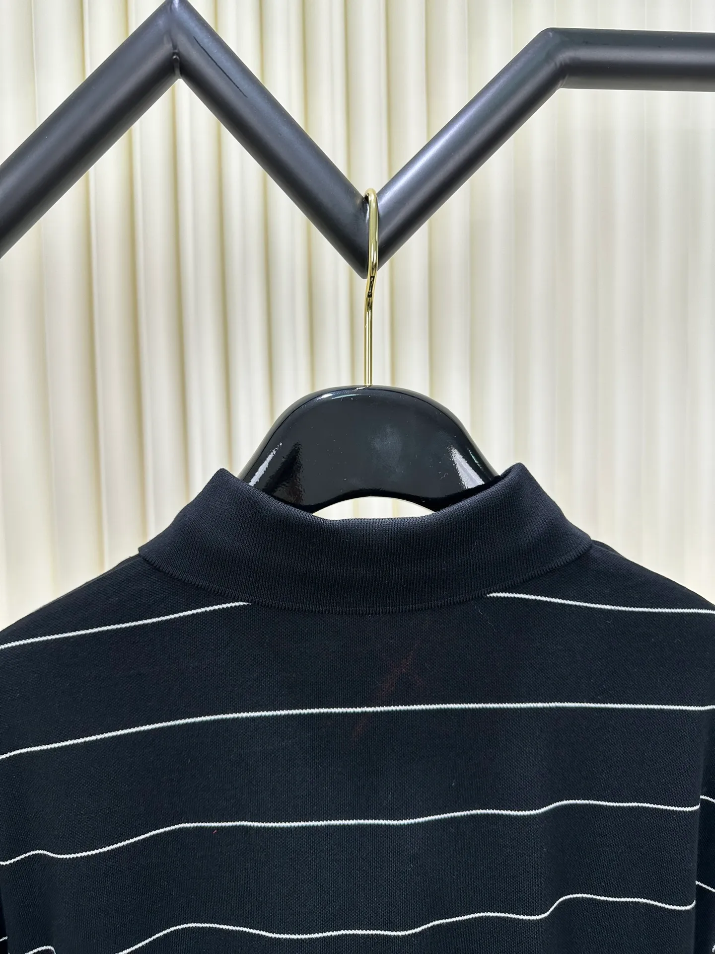 P320 Saint Laurent logo embroidered striped POLO shirt (authentic version - physical counter - top luxury quality) 🆚Instant sale of all versions on the market Customized elegant striped piqué cotton, breathable and dry. Striped elements jump across the clothes, showing a unique visual beauty. The YSL logo embroidered on the chest is vividly displayed on the garment, highlighting its unique identity and charm.  Adopt imported machine embroidery technology, use advanced computer control system and precision mechanical components to realize YSL logo embroidery operation. Size: s m l xl